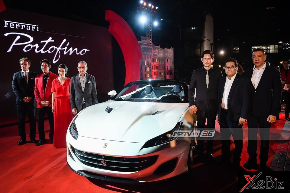 Các thành viên câu lạc bộ siêu xe Ferrari tại Thái cùng đại diện nhà phân phối chính hãng Cavallino Motors chụp ảnh cùng nhau bên siêu xe mui trần Ferrari Portofino