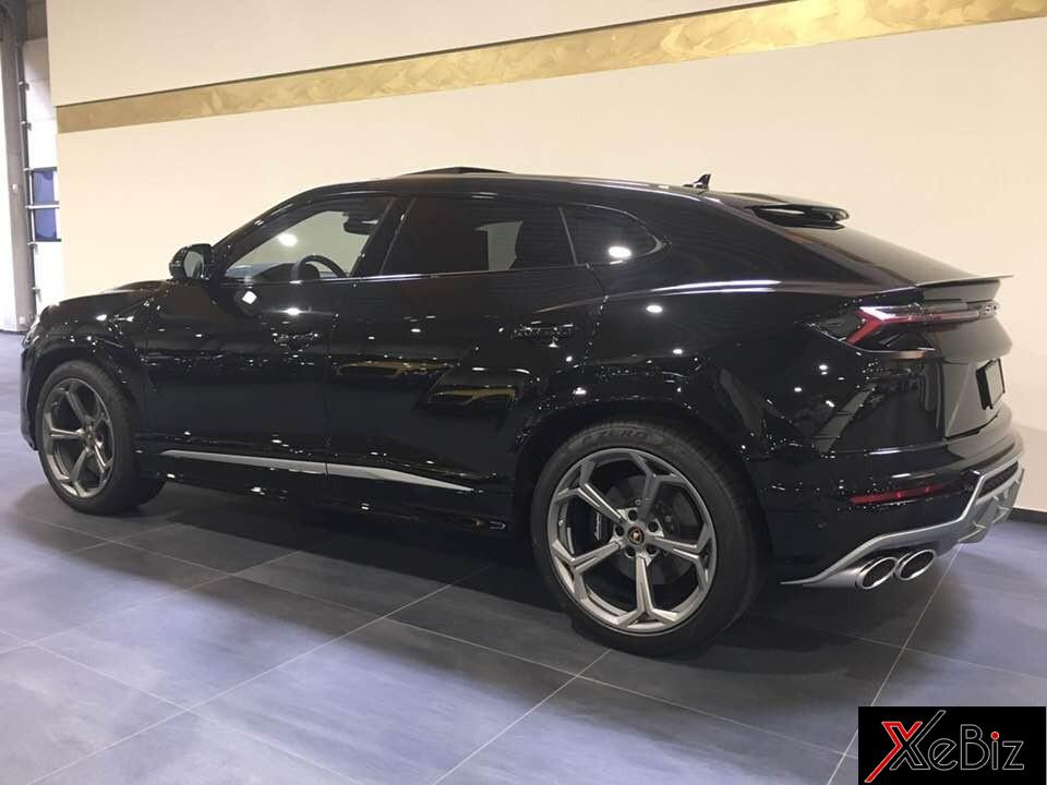 Siêu SUV Lamborghini Urus đầu tiên cập bến Campuchia có ngoại thất sơn màu ghi sáng