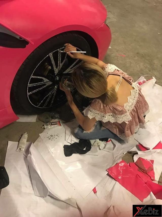 Siêu xe BMW i8 diện áo hồng nữ tính xuống phố 03