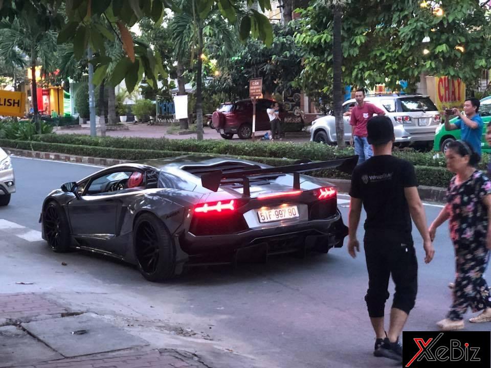 Trước khi lên xe chuyên dụng, siêu xe này được kiểm tra lần cuối để bảo đảm trong tình trạng hoàn hảo trước khi về với với chủ nhân tại Vũng Tàu Trước khi lên xe chuyên dụng, siêu xe này được kiểm tra lần cuối để bảo đảm trong tình trạng hoàn hảo trước khi về với với chủ nhân tại Vũng Tàu