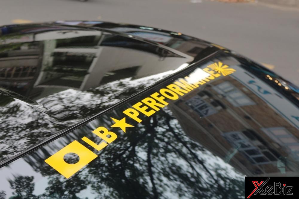 Ngoài gói độ body kit, siêu ngựa còn được trang bị thêm các đề-can màu vàng bên hông xe bắt mắt, dòng chữ Liberty Walk màu vàng hay bộ mâm sơn vàng đồng nổi bật trên màu sơn đen bóng của xe. Ngoài gói độ body kit, siêu ngựa còn được trang bị thêm các đề-can màu vàng bên hông xe bắt mắt, dòng chữ Liberty Walk màu vàng hay bộ mâm sơn vàng đồng nổi bật trên màu sơn đen bóng của xe.