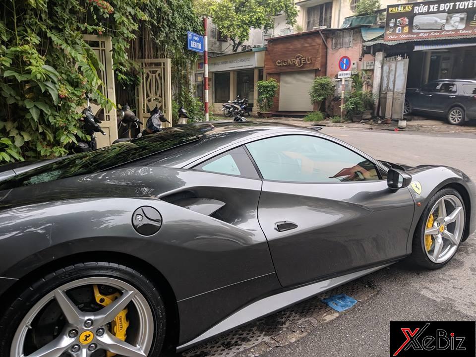 Sau 1 thời gian dài Nam tiến, siêu xe Ferrari 488 GTB màu xám đã quay về với mảnh đất của Thủ Đô