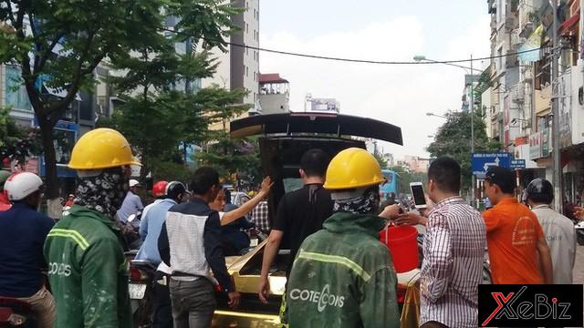 Rất đông người dân hiếu kỳ đứng xem vụ việc này