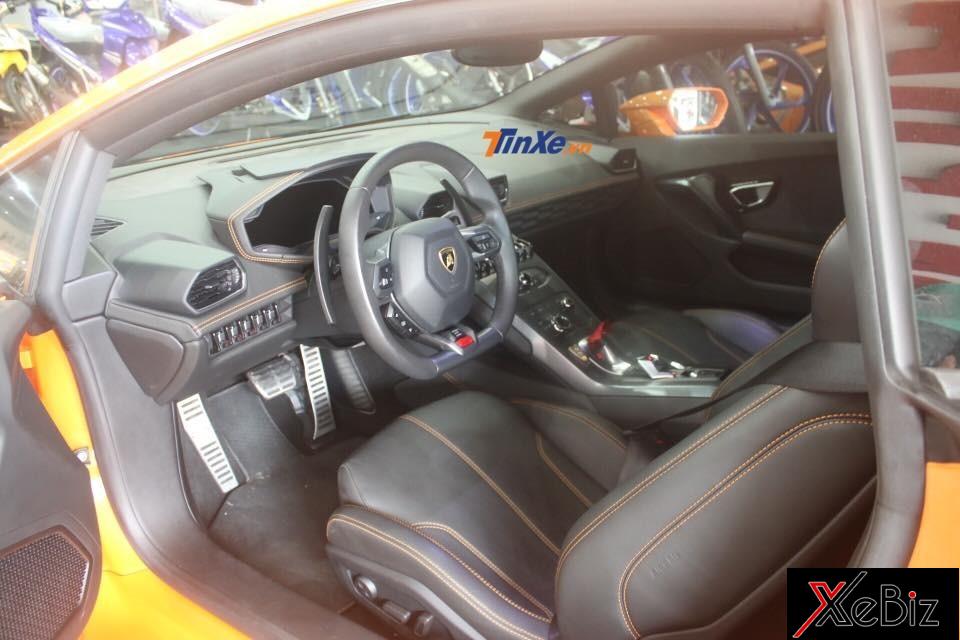 Lamborghini Huracan LP610-4 đầu tiên Bình Dương có nội thất màu đen với điểm nhấn là các đường chỉ may màu cam