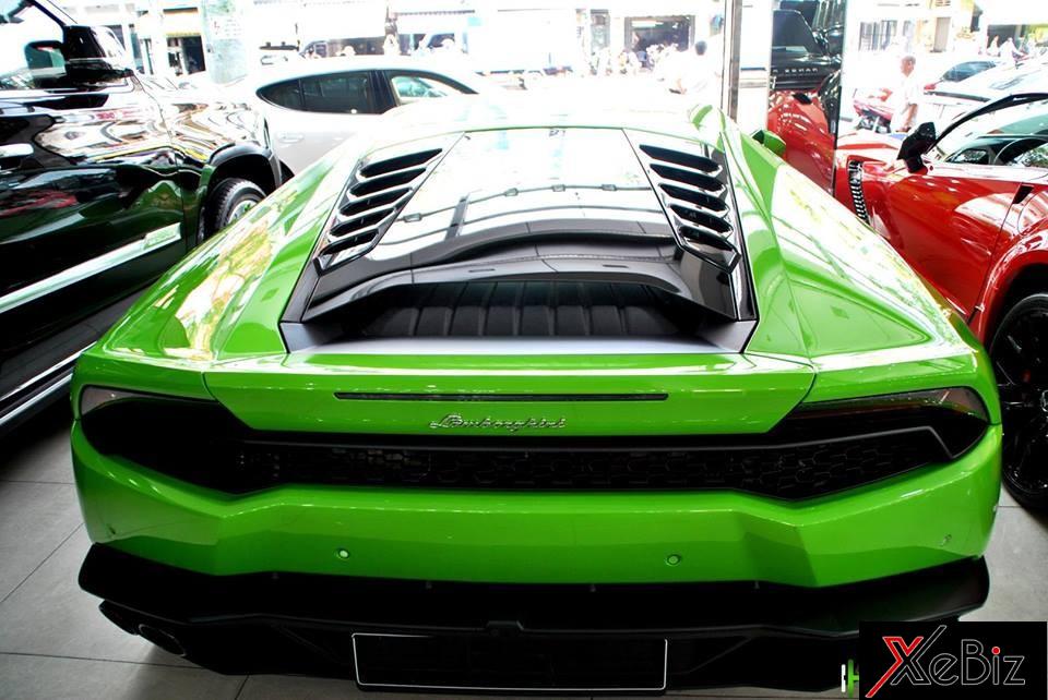 Đây là 1 trong 3 chiếc Lamborghini Huracan LP610-4 mang ngoại thất xanh cốm được đưa về nước