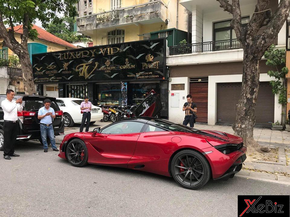 Khu vực siêu xe McLaren 720S đỗ vào chiều qua còn có 2 chiếc xe siêu sang là Bentley Continnetal GT Speed và Rolls-Royce Ghost tông xuyệt tông màu trắng xuất hiện
