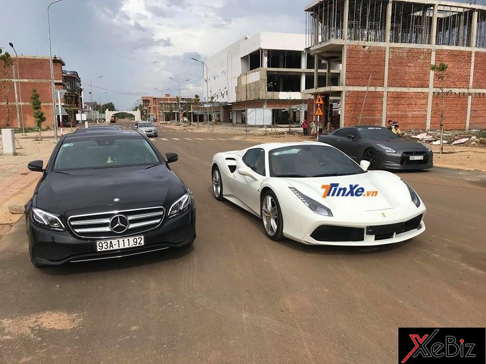 Ngay sau khi có mặt tại Bình Phước, siêu xe mui trần Ferrari 488 Spider màu trắng đã được chủ nhân cho đi họp nhóm với câu lạc bộ xe thể thao khủng tại đây