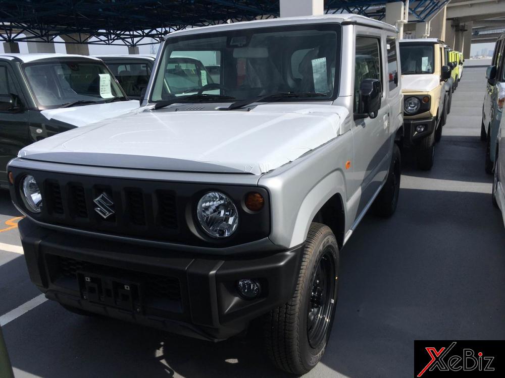 Suzuki Jimny 2019 được trang bị hệ thống đèn phía trước hình tròn đậm chất cổ điển