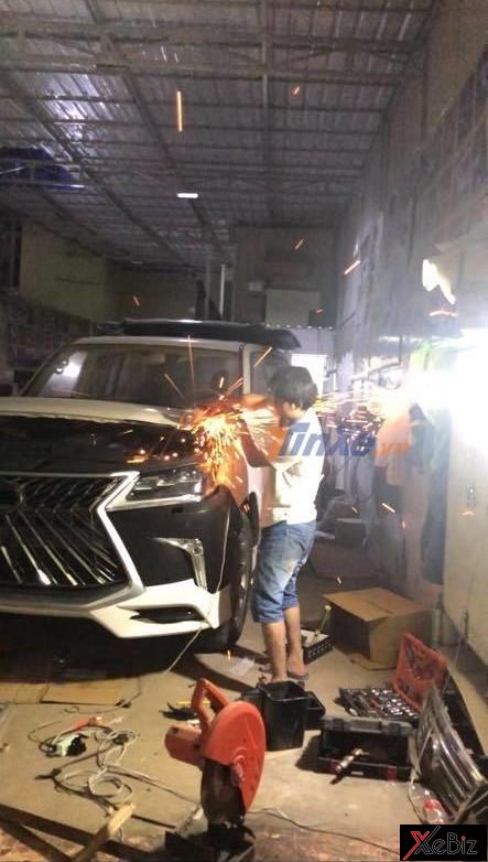 Người thợ còn phải cắt đi một số chi tiết thừa để gắn vừa body kit Lexus LX570 Super Sport 2018 Người thợ còn phải cắt đi một số chi tiết thừa để gắn vừa body kit Lexus LX570 Super Sport 2018