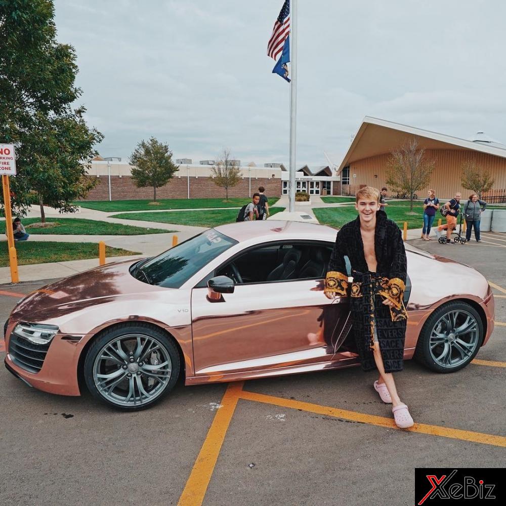 Braungardt chụp ảnh bên chiếc Audi R8 V10 dán crôm vàng hồng của mình