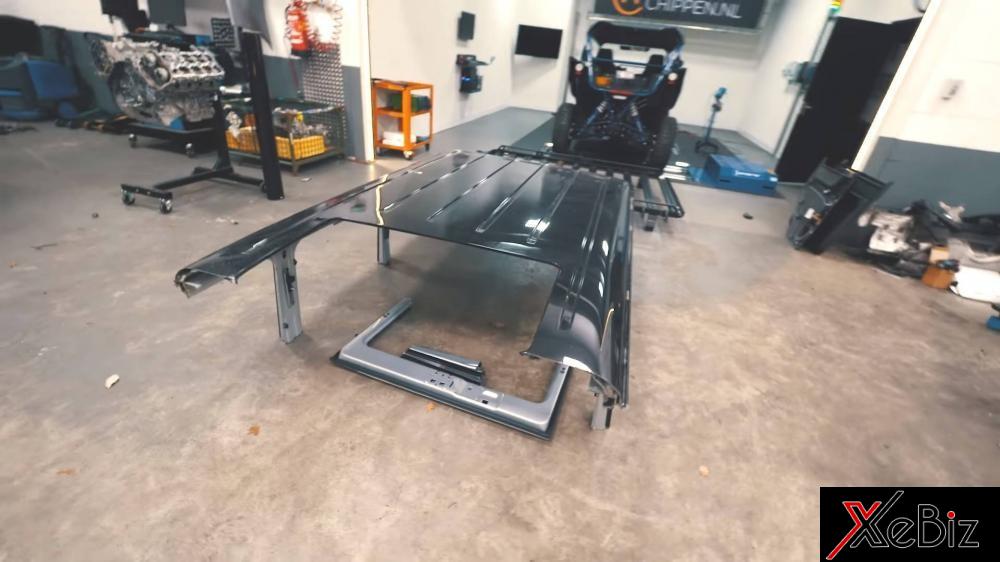 Phần nóc của chiếc Mercedes-Benz G500 4x4² sau bị bị cắt bỏ Phần nóc của chiếc Mercedes-Benz G500 4x4² sau bị bị cắt bỏ