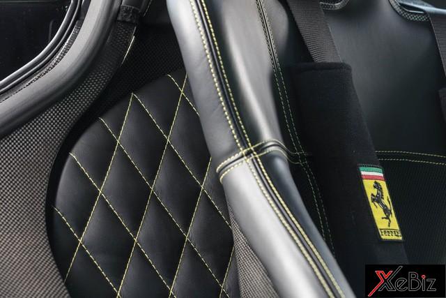 Nội thất của Ferrari Enzo có những chi tiết nổi bật màu bạc Nội thất của Ferrari Enzo