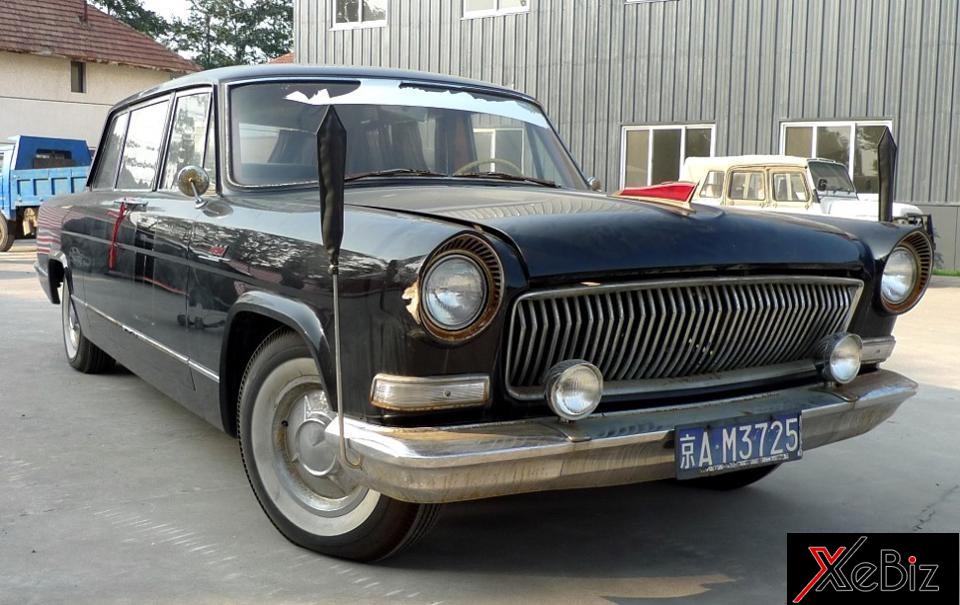 Hồng Kỳ CA770 có lá cờ đỏ gắn nên nắp capo