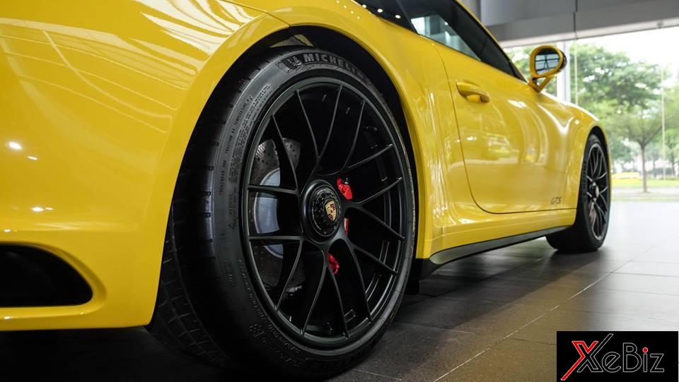 Điểm nhấn của chiếc Porsche 911 Carrera GTS thứ 2 tại Việt Nam có thể kể đến như mâm sơn đen nhám kết hợp cùng cùm phanh màu đỏ bắt mắt Điểm nhấn của chiếc Porsche 911 Carrera GTS thứ 2 tại Việt Nam có thể kể đến như mâm sơn đen nhám kết hợp cùng cùm phanh màu đỏ bắt mắt
