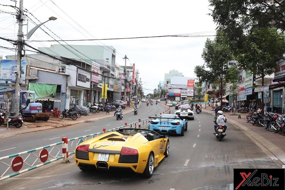 Lamborghini Murcielago LP640 mui trần độc nhất Việt Nam đón đoàn Car & Passion tại Gia Lai