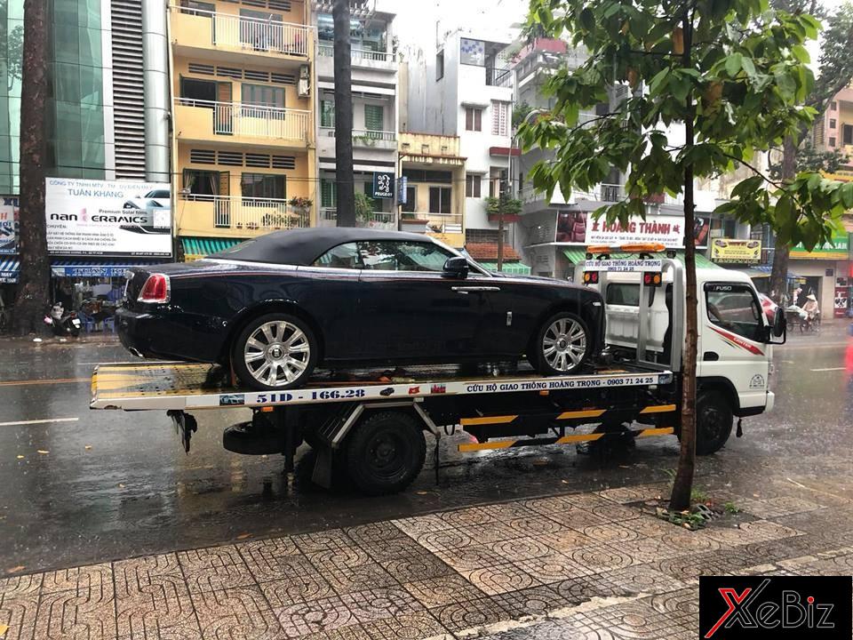 Xe mui trần Rolls-Royce Dawn độc nhất Việt Nam bàn giao cho khách trong ngày mưa