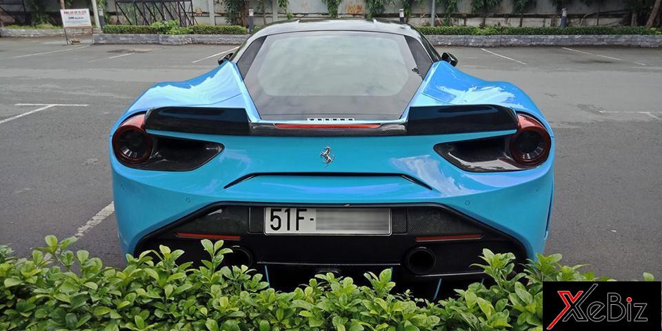 Điểm nhấn cho bộ áo xanh ngọc của siêu xe Ferrari 488 GTB độ body kit SVR độc nhất Việt Nam còn có các đường sọc màu đen Điểm nhấn cho bộ áo xanh ngọc của siêu xe Ferrari 488 GTB độ body kit SVR độc nhất Việt Nam còn có các đường sọc màu đen