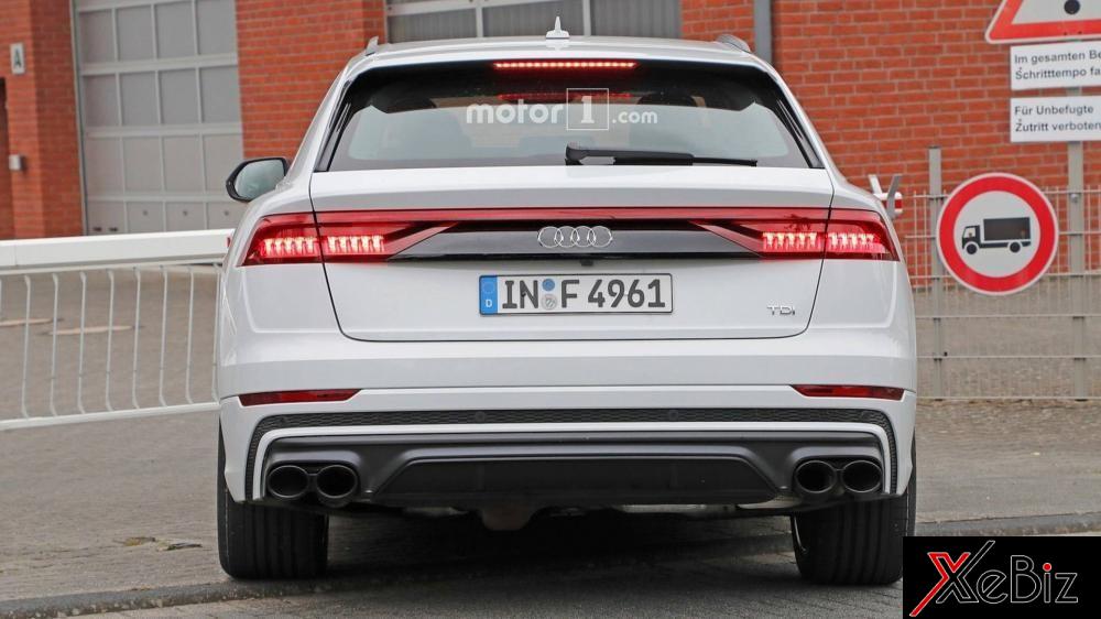 Đằng sau xe xuất hiện 4 ống xả