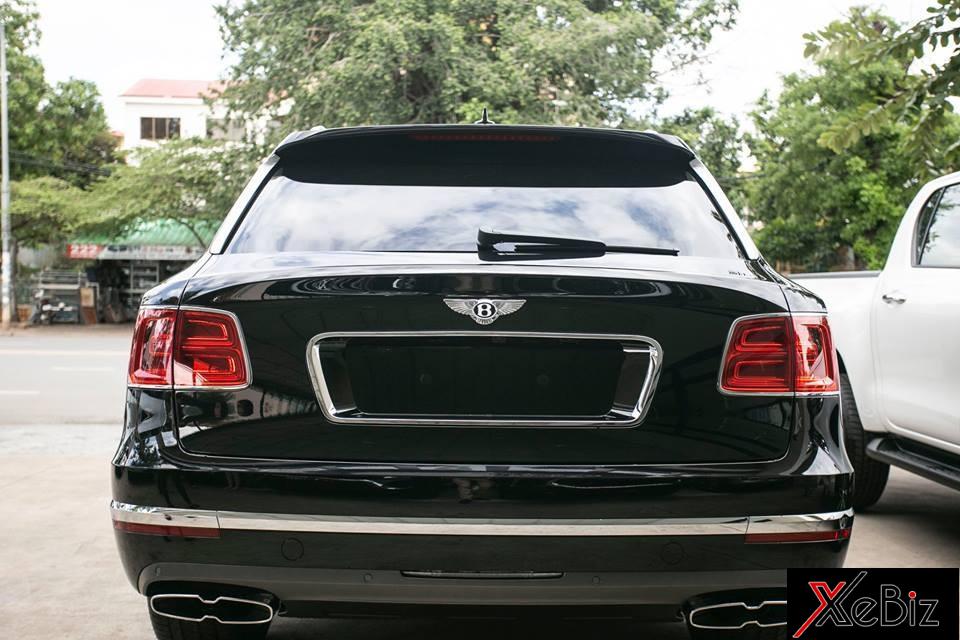 Thay đổi dễ nhận ra nhất giữa Bentley Bentayga phiên bản W12 và Bentayga V8 chính là thiết kế ống xả