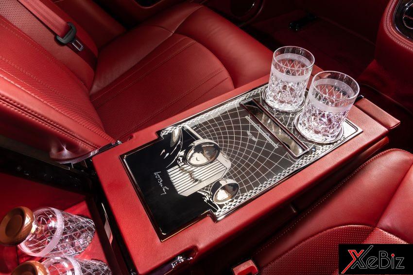 Tủ cocktail nằm ở bệ tì tay giữa hàng ghế sau