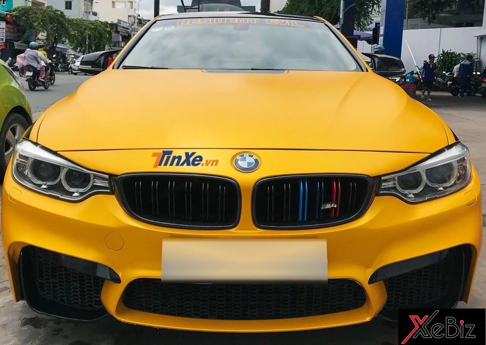 Lưới tản nhiệt đặc trưng của dòng hiệu suất cao BMW M cùng logo M4 đặt chếch về phía 1 bên Lưới tản nhiệt đặc trưng của dòng hiệu suất cao BMW M cùng logo M4 đặt chếch về phía 1 bên