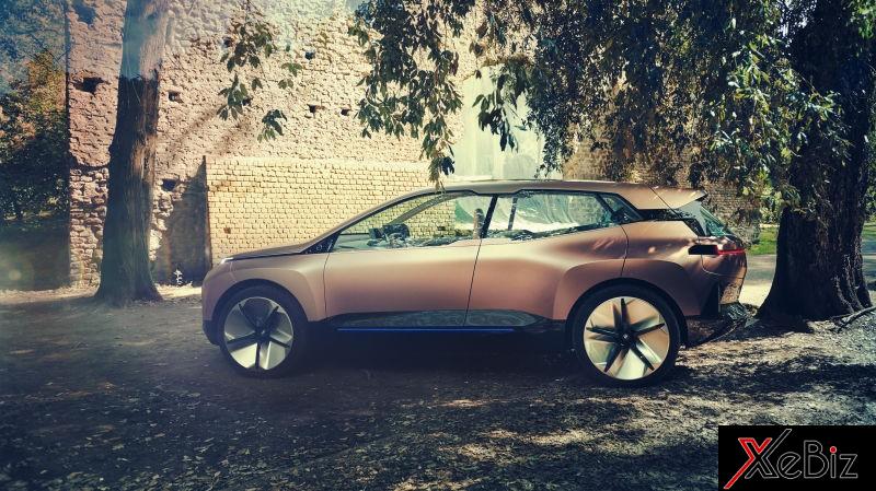 BMW Vision iNext nhìn từ bên sườn cho thấy bộ la-zăng của nó cũng rất khác biệt