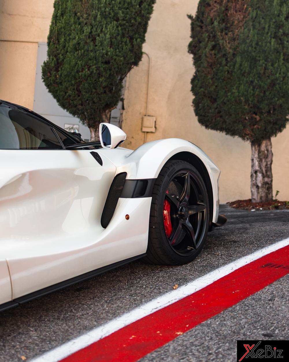 Cùm phanh màu đỏ nổi bật của Ferrari LaFerrari Aperta Cùm phanh màu đỏ nổi bật của Ferrari LaFerrari Aperta