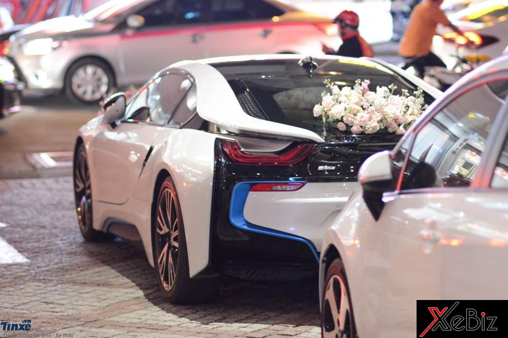 Hoa cưới đuôi xe BMW i8