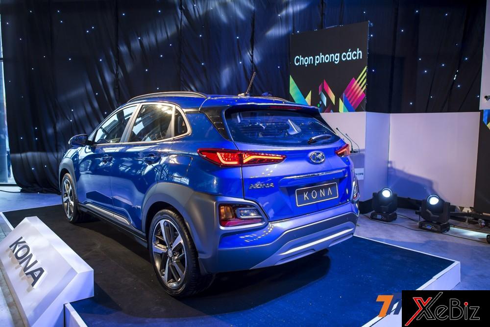 Nhìn từ phía sau, Hyundai Kona cũng khá ấn tượng với thiết kế đèn hậu trên cao và cụm xi-nhan, đèn lùi được tách rời và đặt ở vị trí thấp hơn.