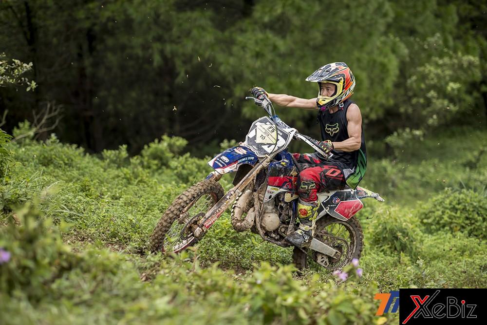 Với đặc trưng là những cỗ máy vượt địa hình, cào cào Enduro đòi hỏi người lái cần một kỹ năng điều khiển tốt, thể lực bền bỉ và ý chí mạnh mẽ.