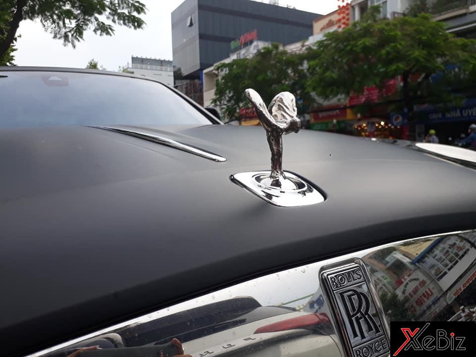 Và nắp capô dán đề-can đen nhám