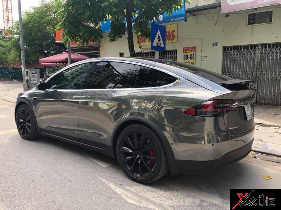 Đối lập với bộ áo crôm đen là các chi tiết như mâm, cản va trước/sau sơn đen Đối lập với bộ áo crôm đen là các chi tiết như mâm, cản va trước/sau sơn đen