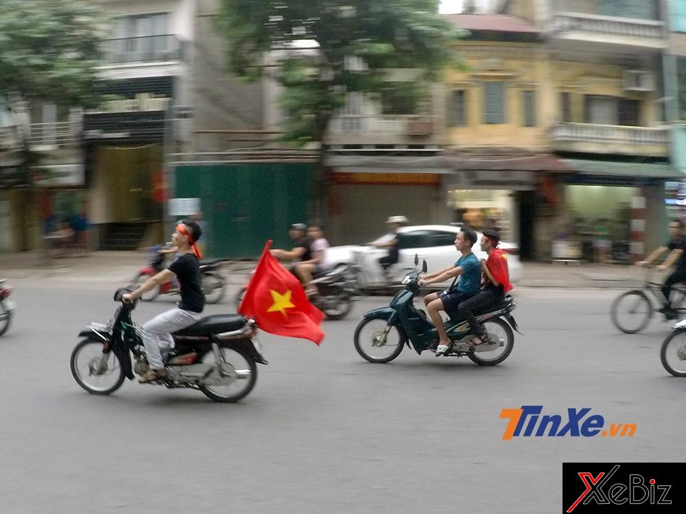 Một số cổ động viên vẫn quên đội mũ bảo hiểm như những lần đi cổ vũ trước.