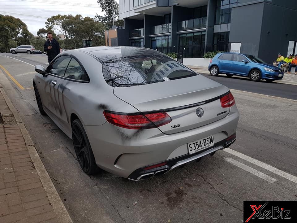 Cô gái không tha cho cả đuôi xe của chiếc Mercedes-AMG S63 Coupe 2018 Cô gái không tha cho cả đuôi xe của chiếc Mercedes-AMG S63 Coupe 2018