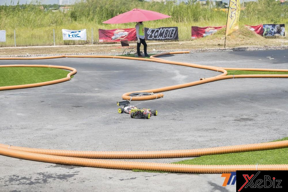 Va chạm là điều khó tránh khỏi với đua xe mô hình điều khiển từ xa.