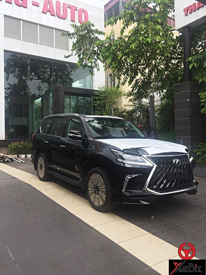 Cả 3 chiếc Lexus LX570 Super Sport 2018 mới được đưa về nước đều không có gì khác biệt so với những chiếc về trước đó. Lưới tản nhiệt, cản va sau được thiết kế lại so với bản tiêu chuẩn Cả 3 chiếc Lexus LX570 Super Sport 2018 mới được đưa về nước đều không có gì khác biệt so với những chiếc về trước đó. Lưới tản nhiệt, cản va sau được thiết kế lại so với bản tiêu chuẩn