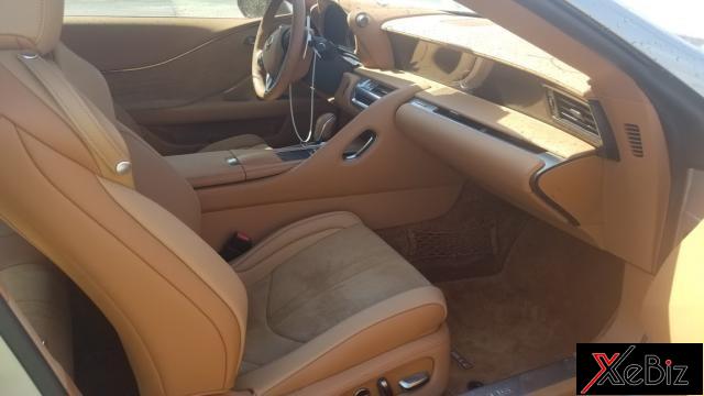 Nội thất bọc da màu nâu của chiếc coupe hạng sang vẫn còn như mới