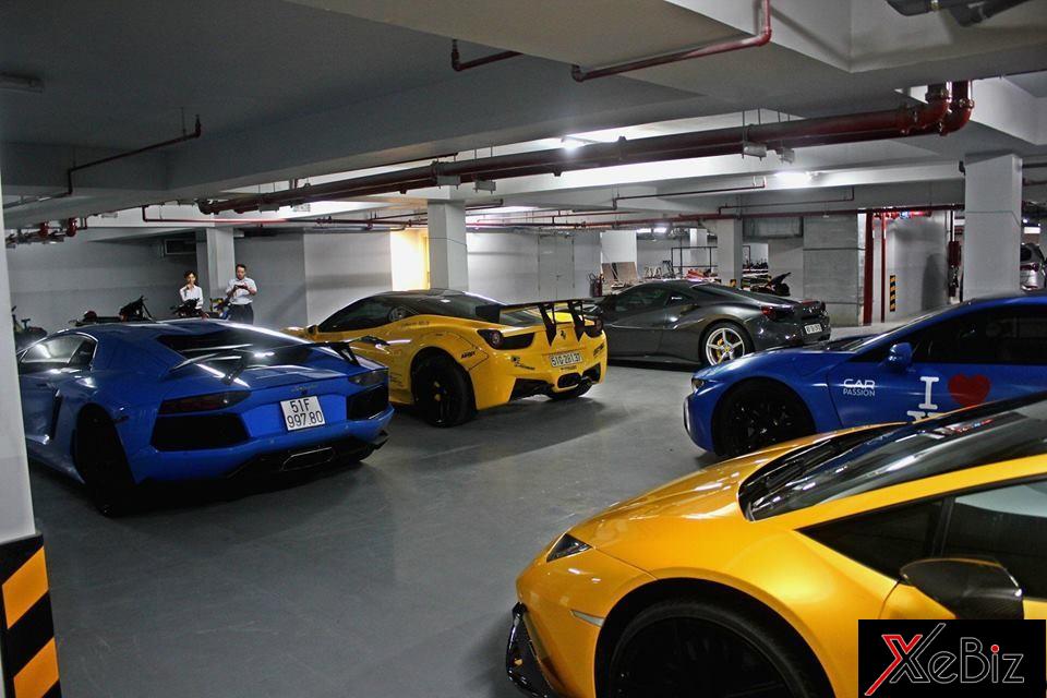 Sau khi chạy vòng quanh trường đua, các siêu xe được chủ nhân đưa xuống hầm Sau khi chạy vòng quanh trường đua, các siêu xe được chủ nhân đưa xuống hầm