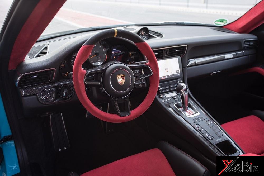 Nội thất bên trong siêu xe Porsche 911 GT2 RS 2018
