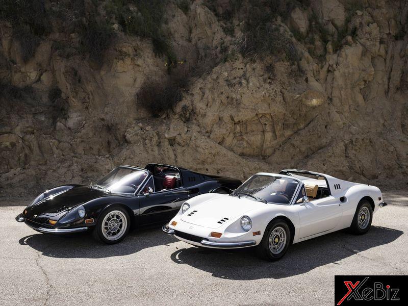 Chiếc Ferrari Dino độ (màu đen) nằm cạnh chiếc xe nguyên bản