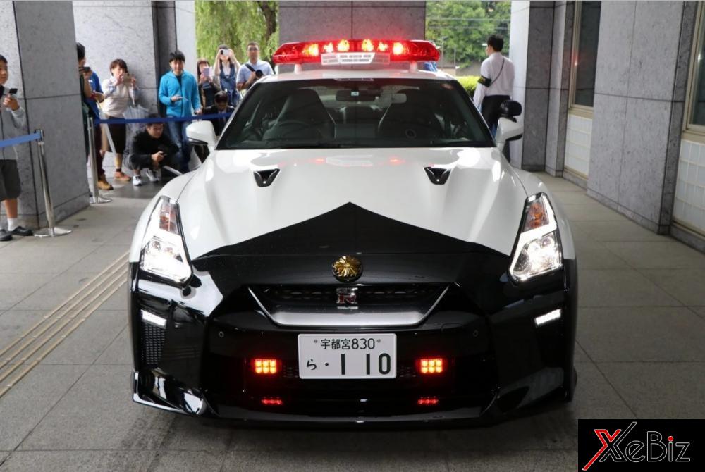 Đèn LED khẩn cấp ở lưới tản nhiệt và dải đèn lớn trên nóc của chiếc Nissan GT-R