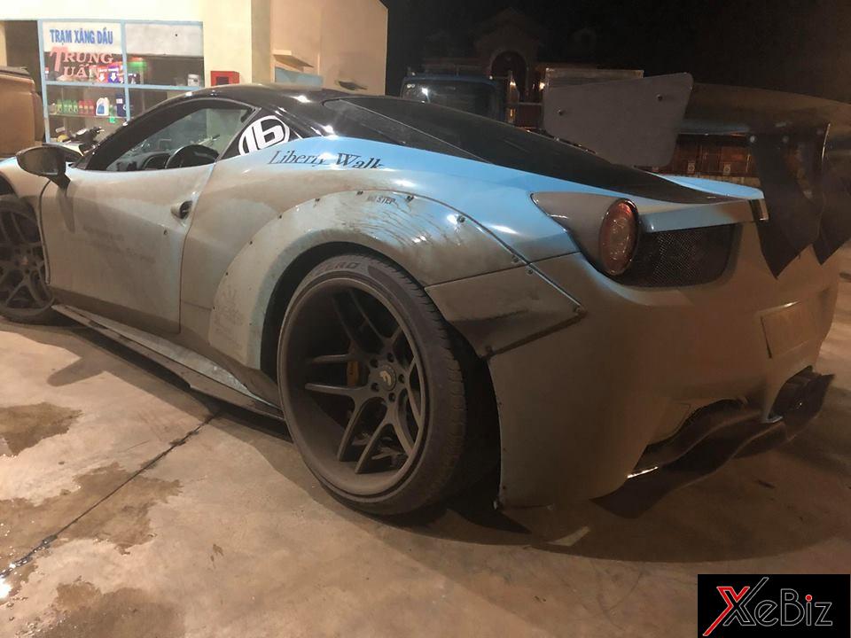 Ferrari 458 Italia độ Liberty Walk pha màu xanh ngọc cùng bùn đất