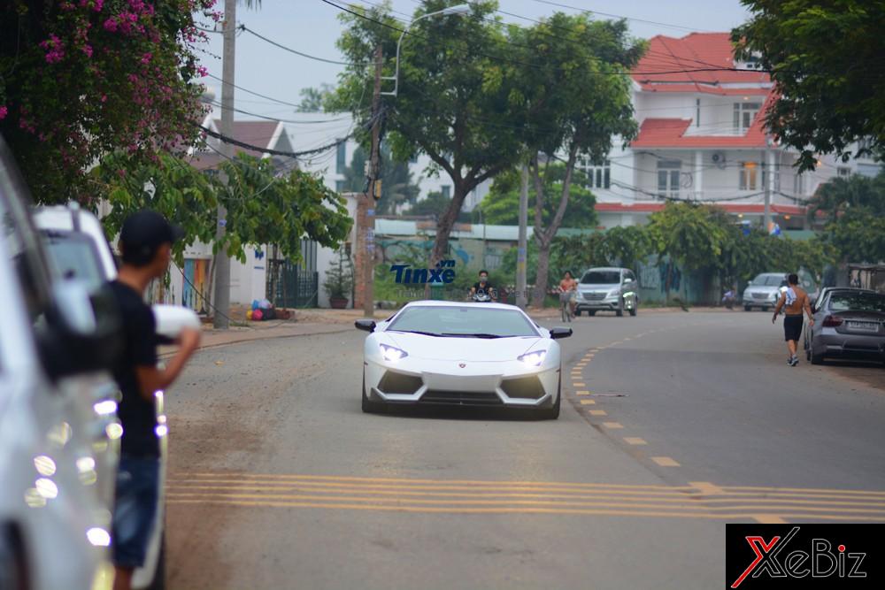 Lamborghini Aventador LP700-4&nbsp;độ body kit bằng sợi carbon của hãng Vorsteiner có mặt cũng khá sớm. Siêu bò này dẫn&nbsp;đầu&nbsp;đoàn siêu xe&nbsp;đi Tây Nguyên.