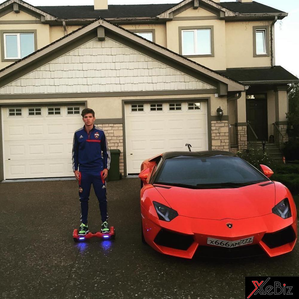 Thiếu gia này thì lại chụp ảnh bên siêu xe Lamborghini Aventador Thiếu gia này thì lại chụp ảnh bên siêu xe Lamborghini Aventador