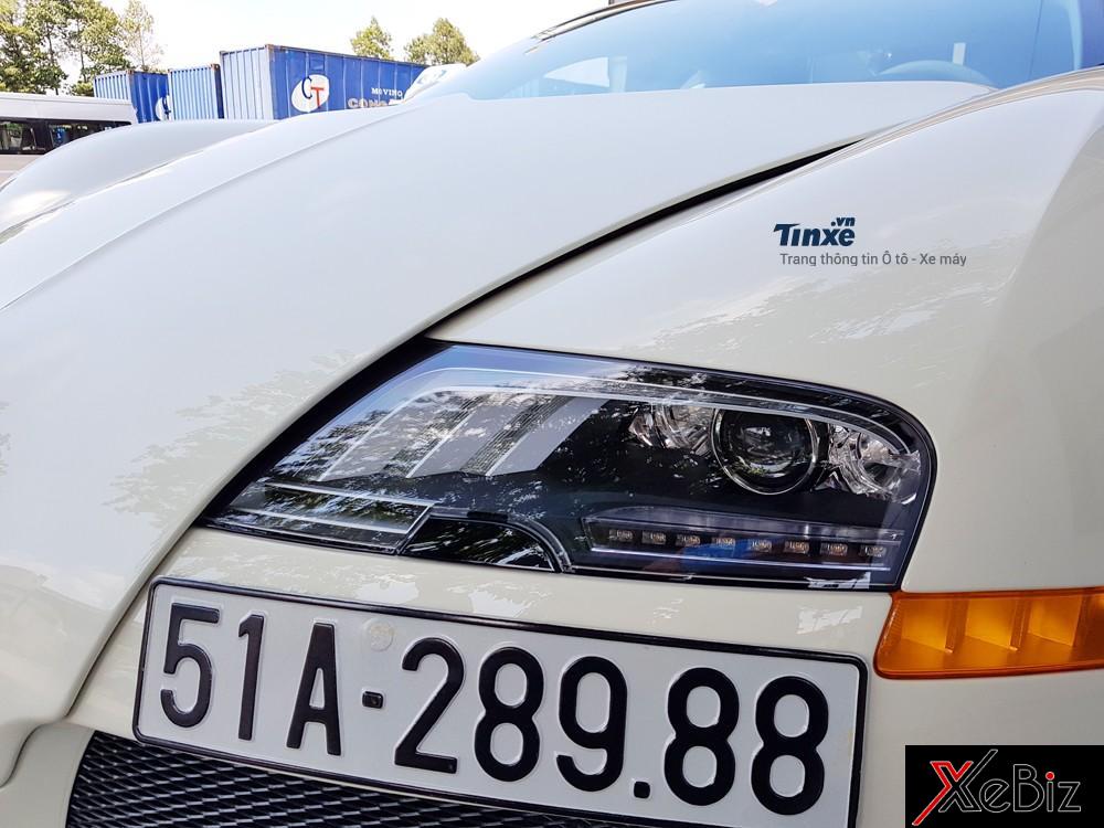 Không chỉ thay đổi màu sơn của ngoại thất, một chi tiết khác trên ông hoàng tốc độ độc nhất Việt Nam cũng được thay thế chính là đôi mắt của phiên bản Super Sport thể thao. Đèn pha mới sự dụng bóng LED và có thiết kế đẹp mắt hơn so với đèn zin của Bugatti Veyron lúc mới về nước.