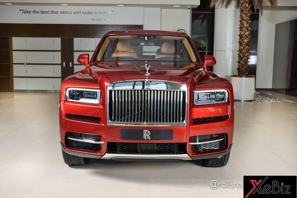 Xuất hiện trong showroom tràn ngập màu đỏ của hãng Rolls-Royce tại Các Tiểu vương quốc Ả Rập Thống nhất có chiếc SUV hot nhất thời gian vừa qua là Cullinan