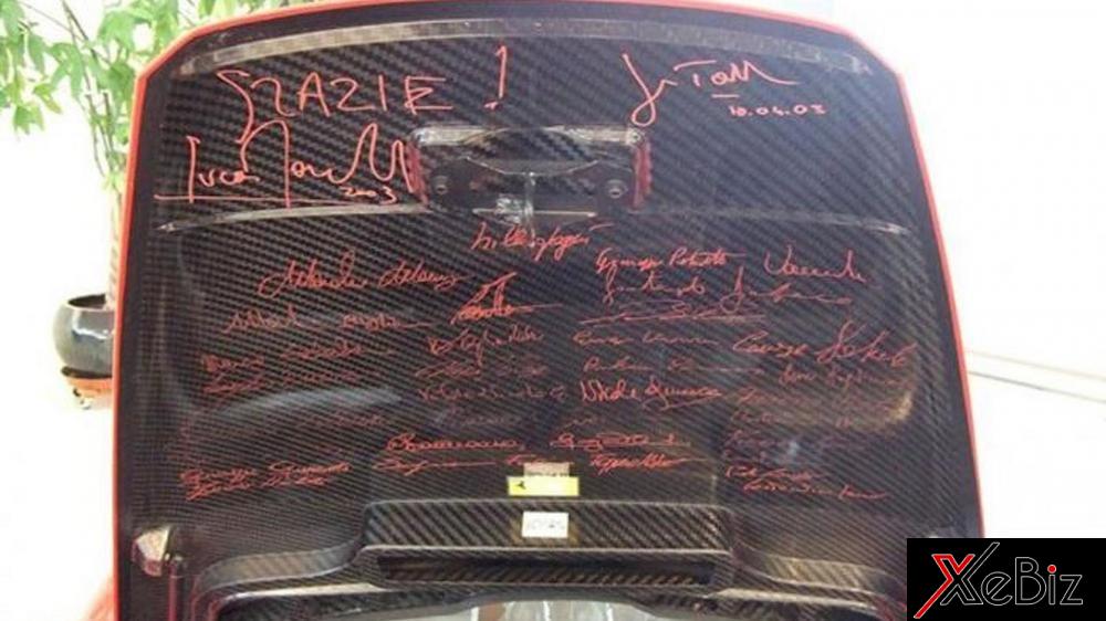 Dưới nắp capô chi chít chữ ký của ban lãnh đạo Ferrari cũng như cựu tay đua Công thức 1 từng bảy lần giành chức vô địch thế giới   Dưới nắp capô chi chít chữ ký của ban lãnh đạo Ferrari cũng như cựu tay đua Công thức 1 từng bảy lần giành chức vô địch thế giới