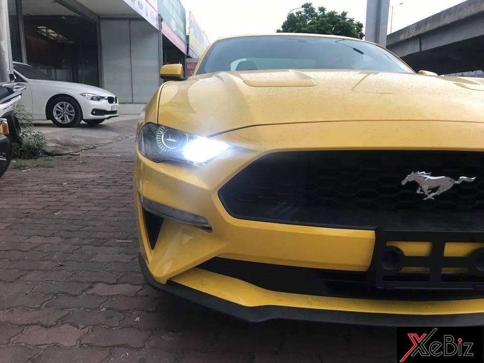 So với những chiếc Ford Mustang thế hệ thứ 6 được sản xuất từ năm 2015 đang chạy nhan nhản trên đường phố Việt Nam, phiên bản 2018 được tinh chỉnh lại thiết kế ở đèn pha đẹp mắt và sắc sảo hơn