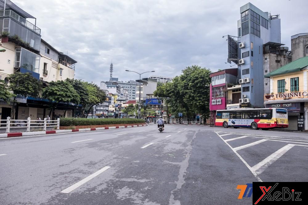 Ngã tư Nguyễn Thái Học - Hàng Bông cũng vắng vẻ hơn thường ngày.