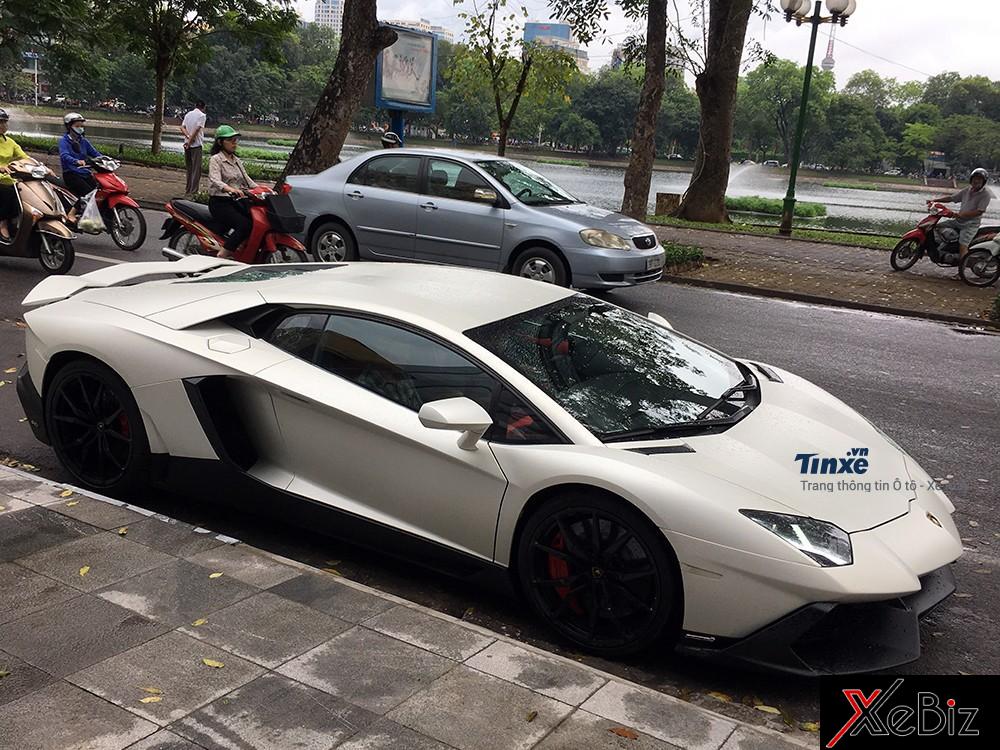 Sự xuất hiện của chiếc siêu xe cùng âm thanh uy lực từ ống xả đã khiến nhiều người bị thu hút sự chú ý vào chiếc xe này Sự xuất hiện của chiếc siêu xe cùng âm thanh uy lực từ ống xả đã khiến nhiều người bị thu hút sự chú ý vào chiếc xe này